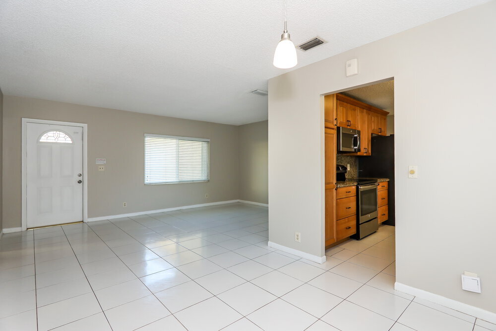 Building Photo - 9429 Saddlebrook Dr