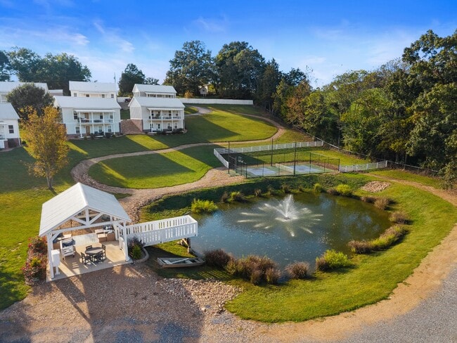 Building Photo - 1925 Lakeshore Dr