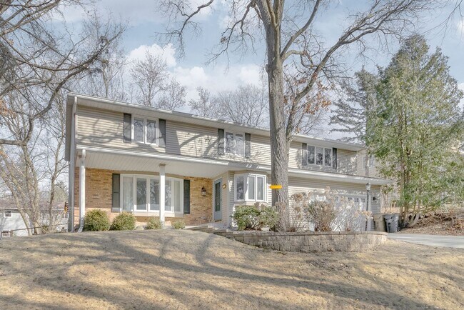 Building Photo - Fully Furnished 5 Bedroom 2.5 Bathroom in Madison, WI