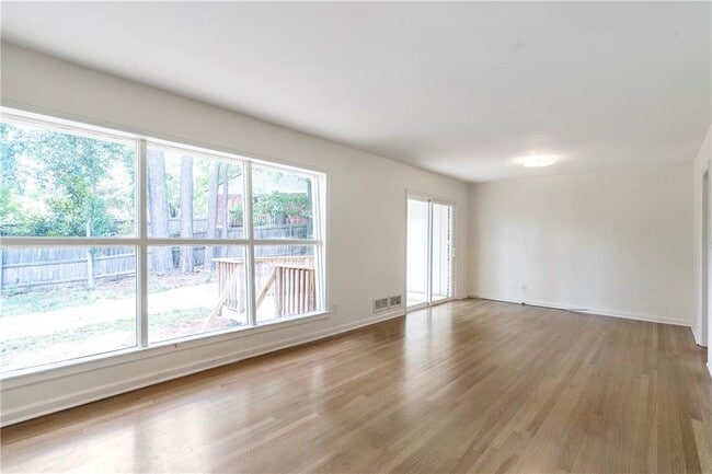 Building Photo - 326 Springdale Dr NE