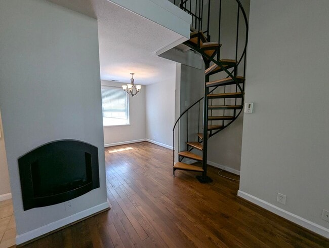 Building Photo - Stunning And Spacious 2-Level, 1 Bedroom, ...