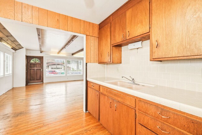Building Photo - 420 Carrillo St