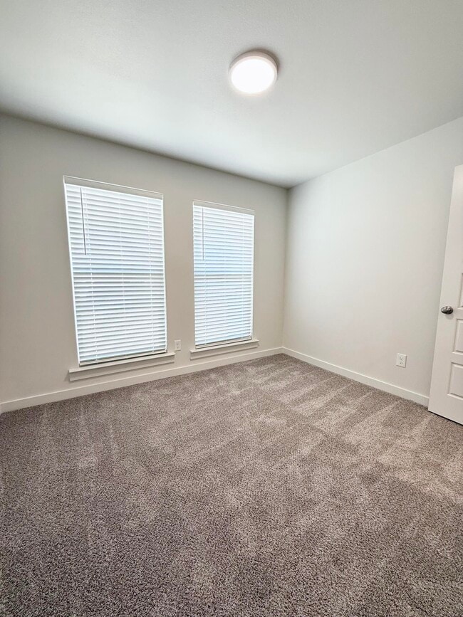 Building Photo - 1615 N Clinton Ave