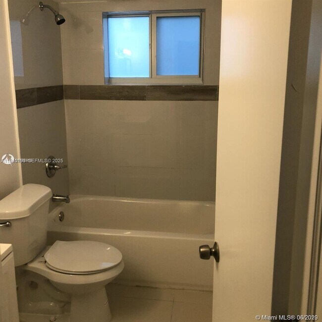 Building Photo - 1479 NW 16th St