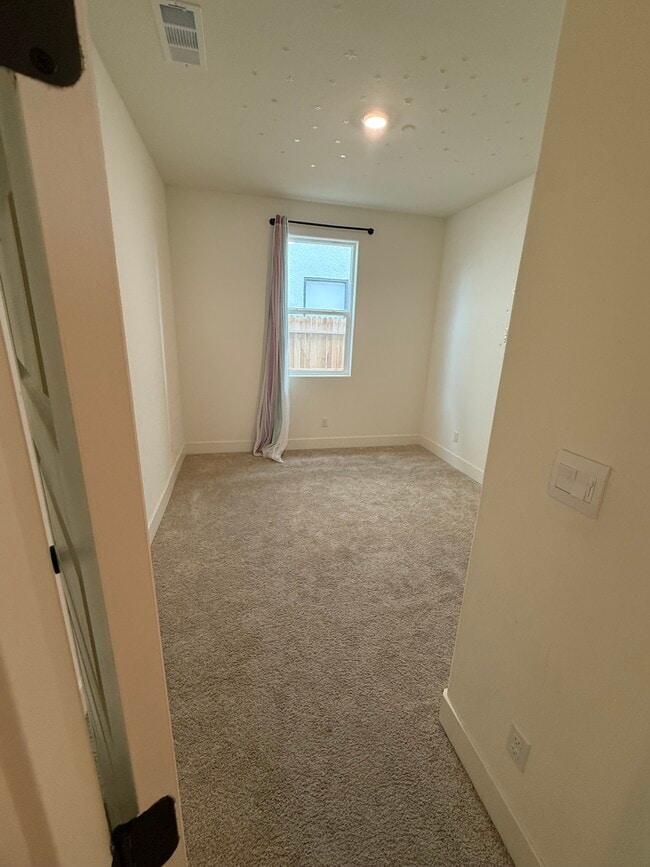 Building Photo - 402 Broadstone Ct