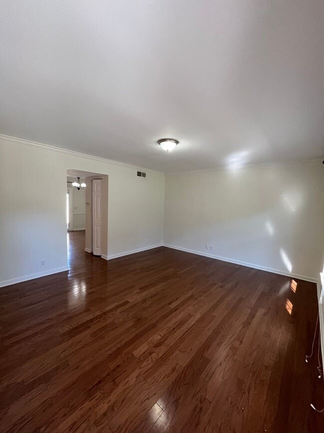 Building Photo - 2 bed/1.5 Bath Condo in Green Hills, Commu...