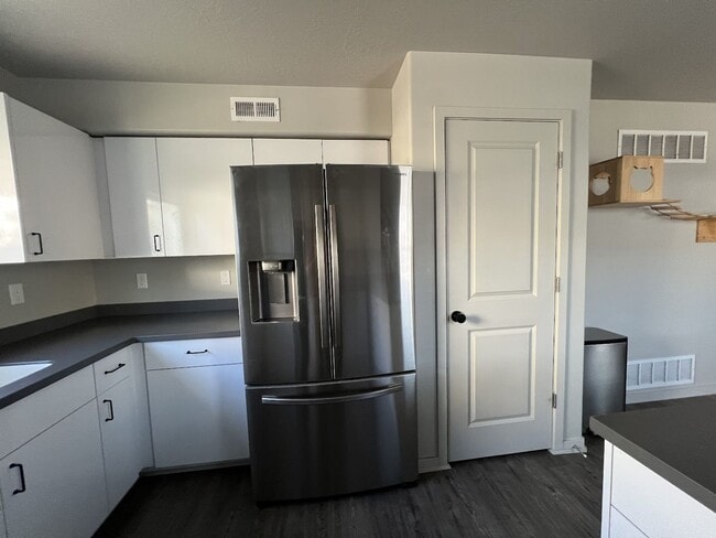 Building Photo - 2 Bedroom Pet Friendly Unit for Rent in Provo