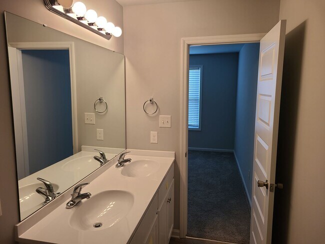 Building Photo - Beautiful end unit - 2 bedroom 2.5 bath townhome - Holly Ridge