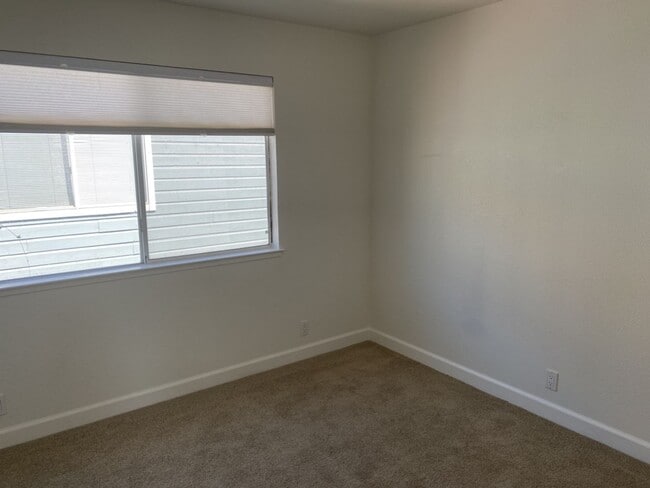 Building Photo - Great 2 bedroom 1.5 Bath condo