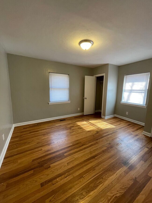 Building Photo - Adorable Brick Home!