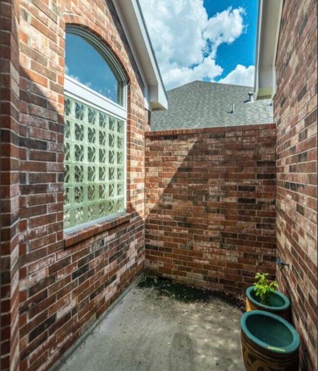 Building Photo - 5019 Shining Creek Ct