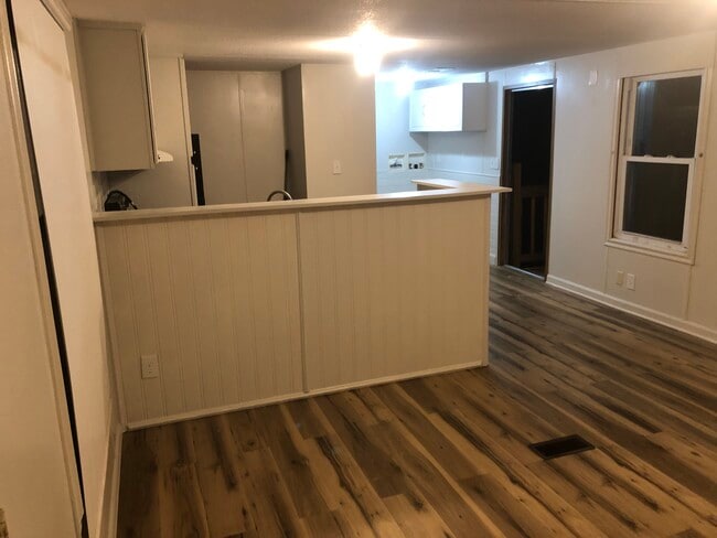 Building Photo - 1151 Oakwood Rd