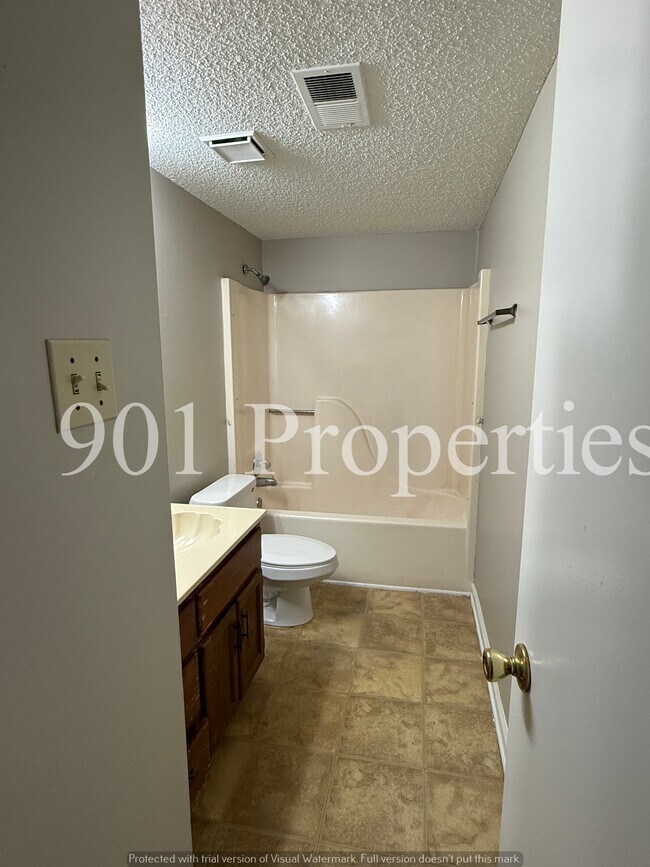 Building Photo - 383 Colonial Dr