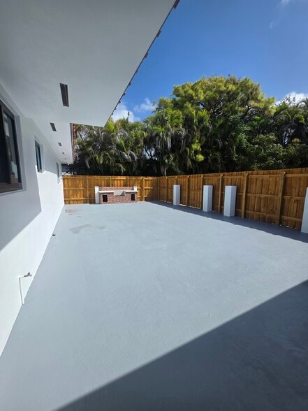 Building Photo - 443 NW 23rd Pl