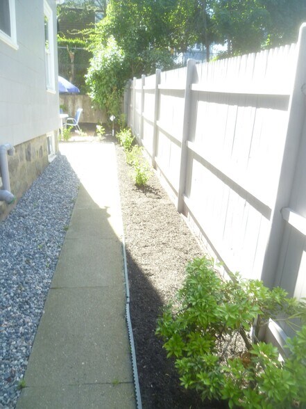 Building Photo - 56 Hobson St