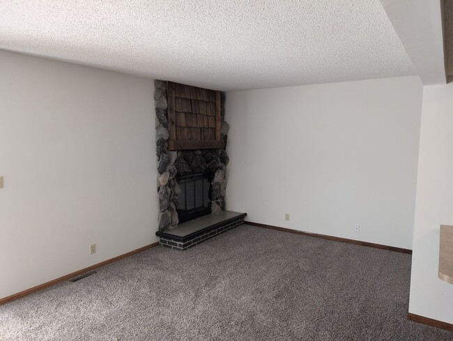 Building Photo - Fully Updated 3 Bedroom 3 Bath Townhouse with 2 Stall Attatched Garage