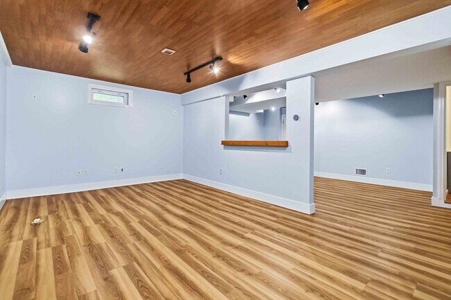 Building Photo - 15 Malloy St
