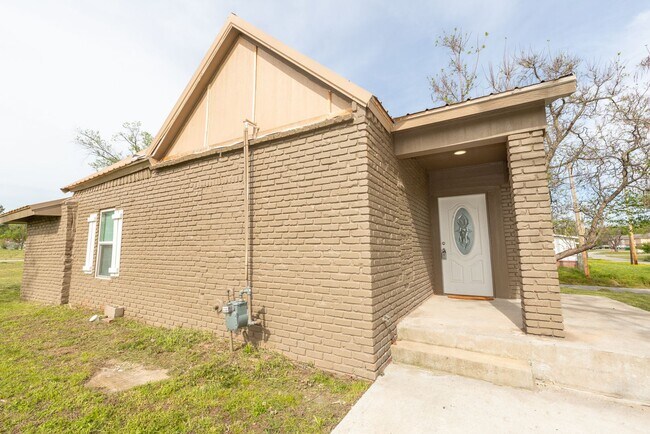 Building Photo - Beautiful 3 Bed 2 bath Coming Soon in Cowe...