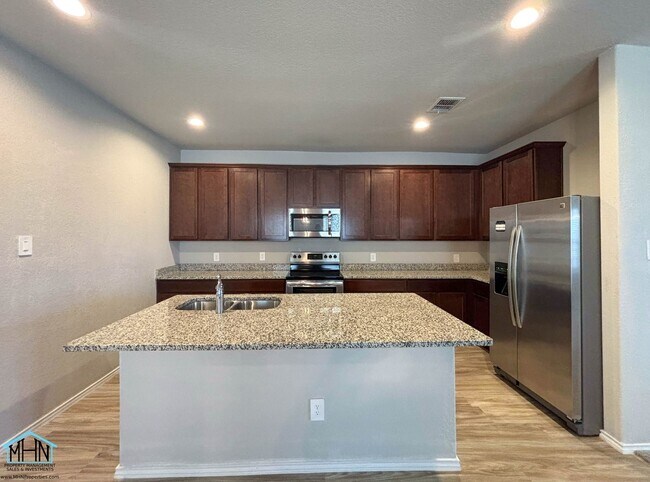 Building Photo - Inviting 3-bedroom, 2-bathroom House, Epit...