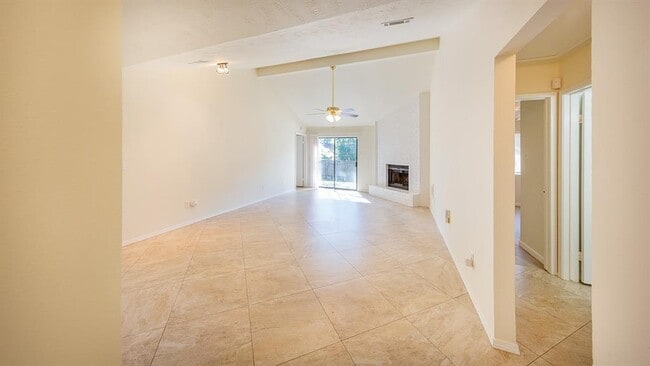 Building Photo - 8 Green Haven Dr