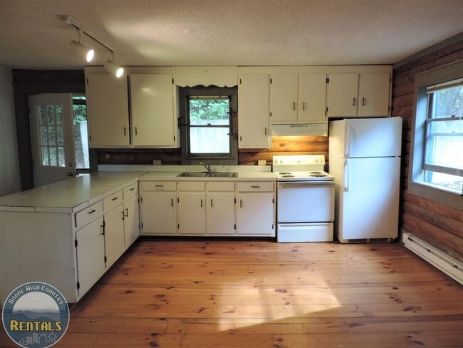 Building Photo - Log Home in Alpine Acres