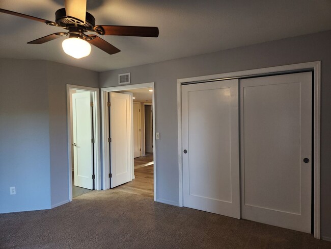 Building Photo - Beautifully updated 2 bed / 2 bath at 4 Seasons North