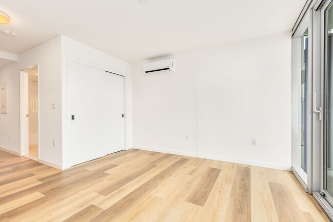 Building Photo - Urban Living w/Amenities - Studio w/1ba/1pkg PETS NEGOTIABLE!