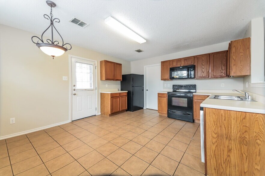 Building Photo - 16528 Woodside Dr