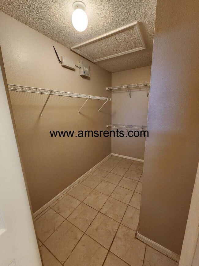 Building Photo - Large 4/2 Home With 2 Car Garage In Poinciana