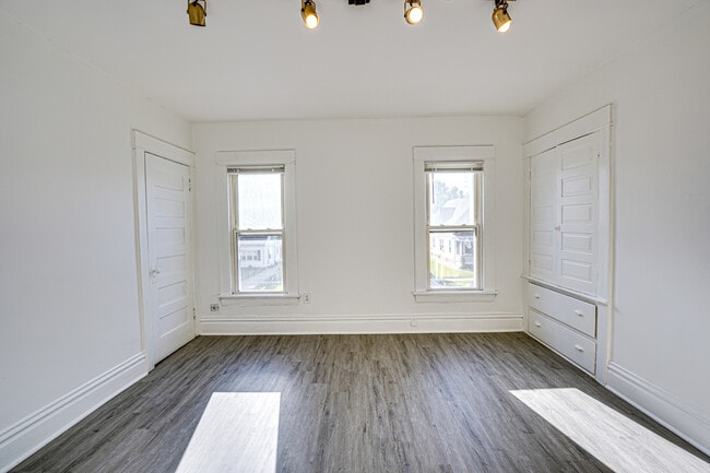 Building Photo - 523 Grand Ave