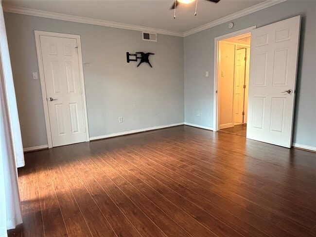Building Photo - 537 N Post Oak Ln