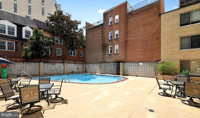 Building Photo - 922 24th St NW