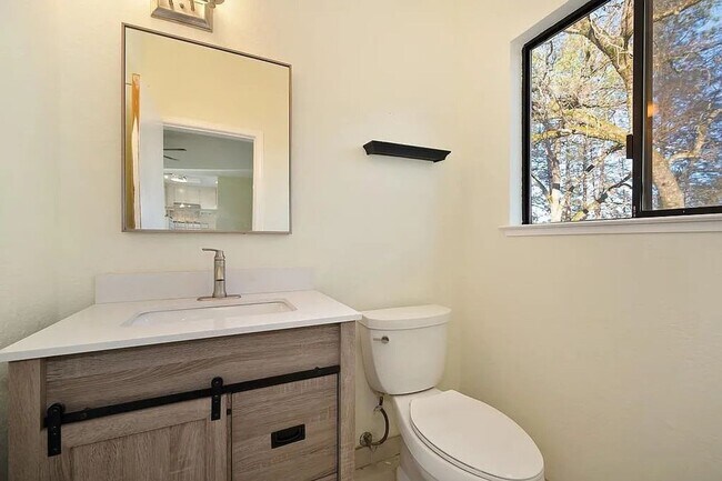 Building Photo - Beautiful 3BR/3BA Home on 1 Acre in Gated ...