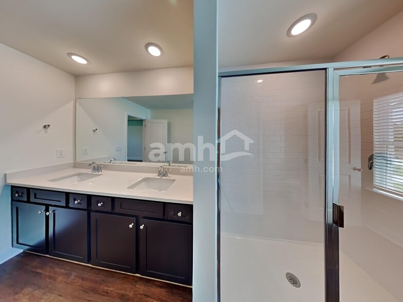 Building Photo - 310 Willow Ln