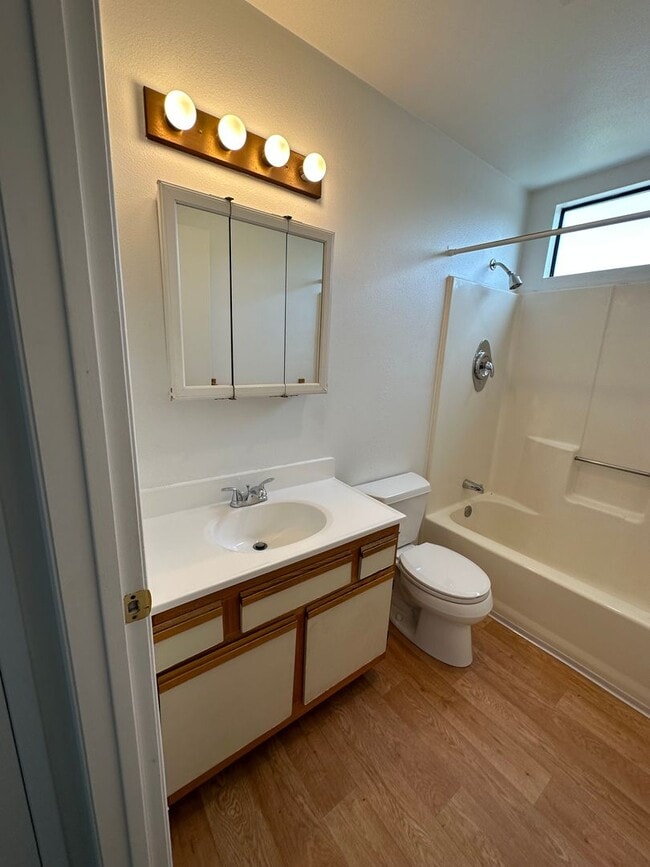 Building Photo - Upstairs 2 bed/1bath Apartment in Pacific Beach