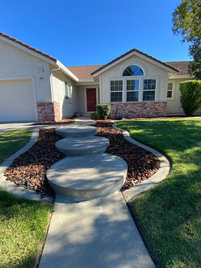 Building Photo - Vacaville 3bed/2bath home! Open floor plan...