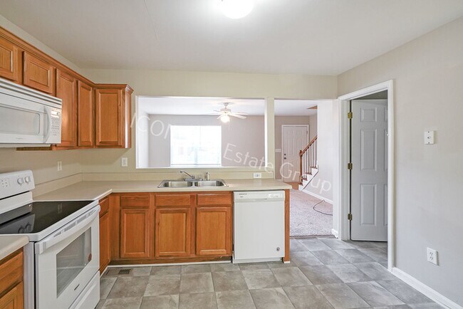 Building Photo - 3/2.5 End unit townhome