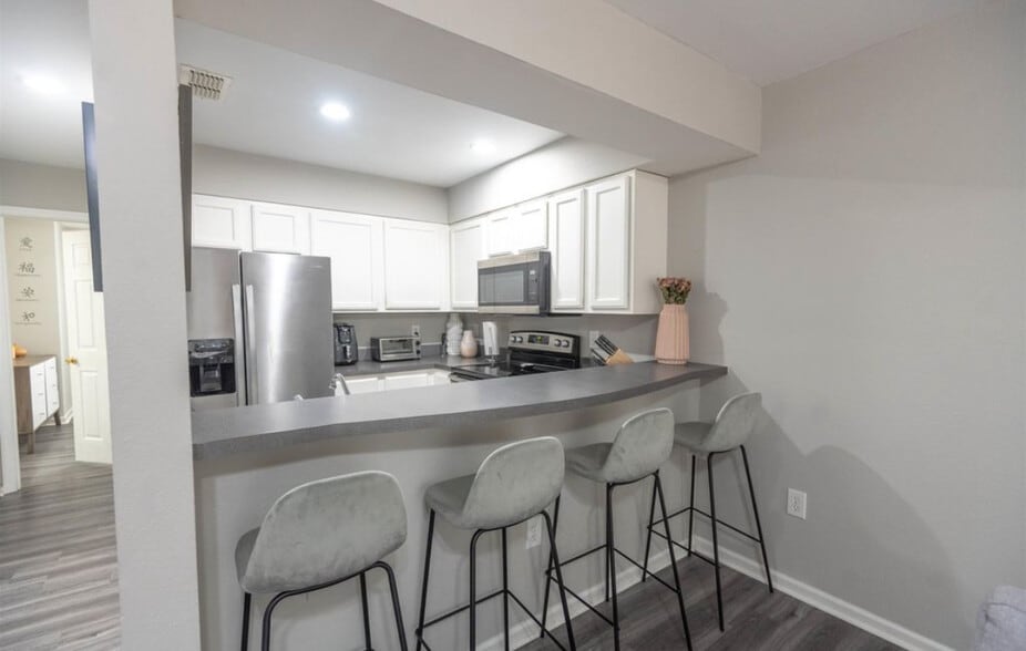 Building Photo - 741 White Dr