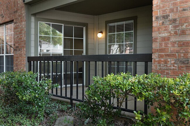 Building Photo - 1 bedroom 1 bath first floor condo unit | ...