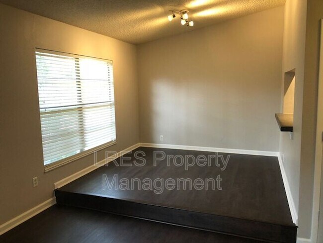 Building Photo - 1406 Northlake Dr
