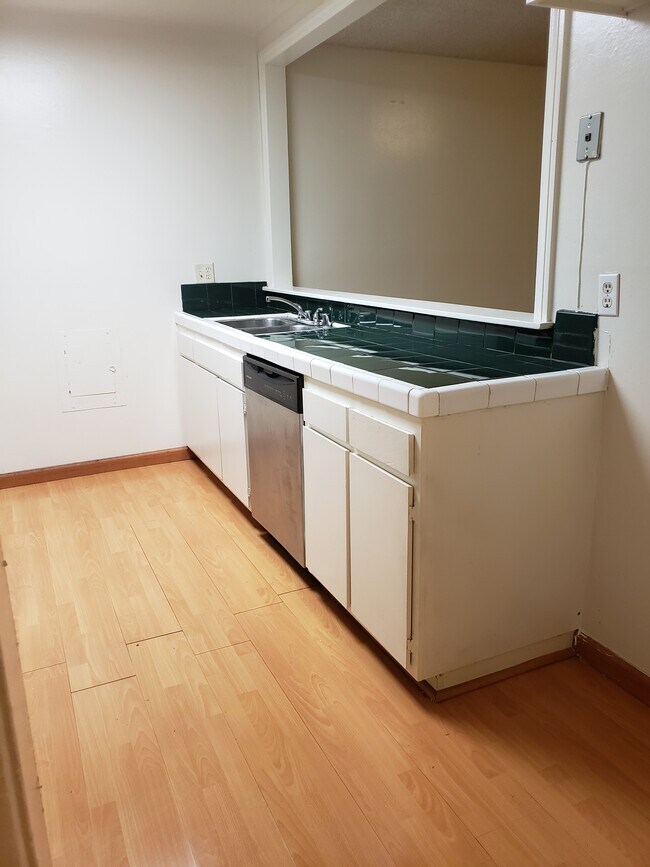 Building Photo - 1127 E Del Mar Blvd