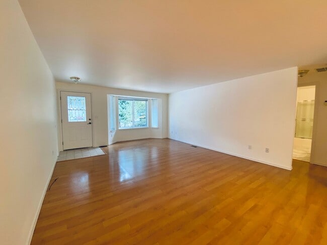 Building Photo - Quiet Duplex in Mount Vernon Neighborhood