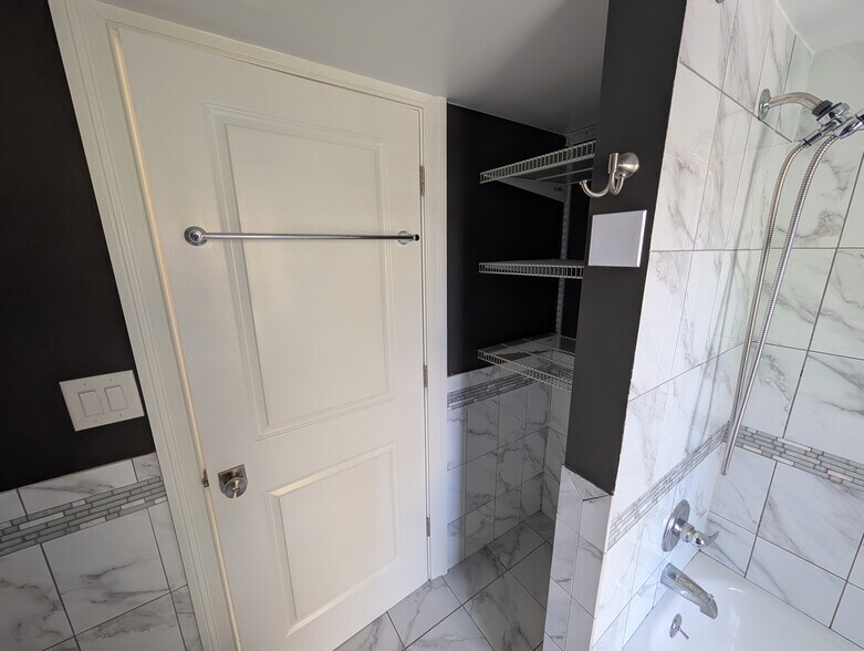 Full bathroom - 307 Fairview Ave