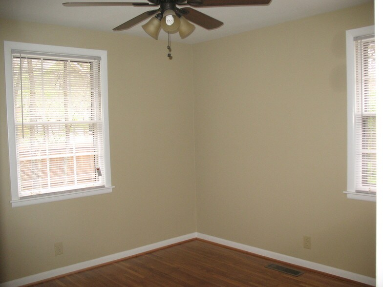 Building Photo - 2513 Ashwood Ave