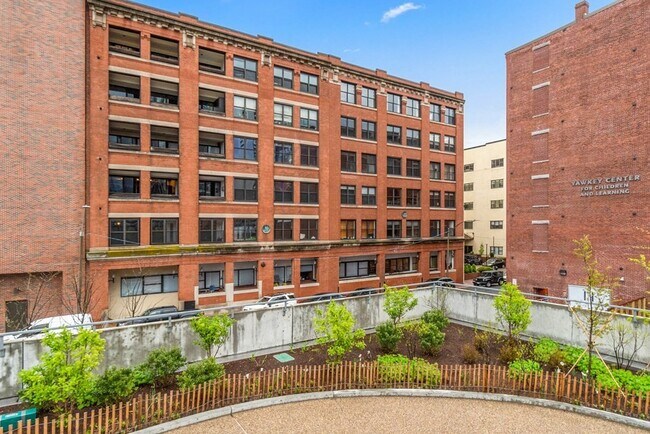 Building Photo - 15 Sleeper St