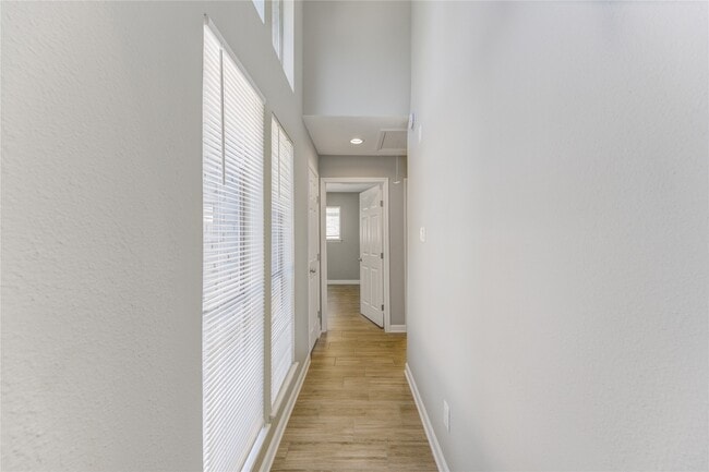 Building Photo - 5054 Pine Cliff Dr