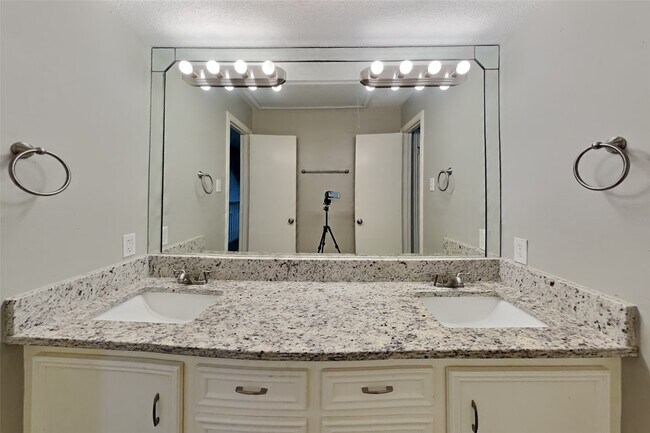 Building Photo - 8427 Burwood Park Dr