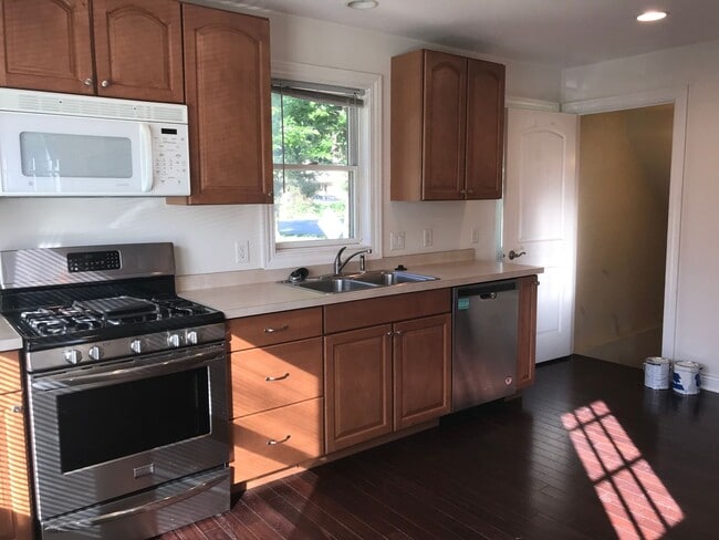 Building Photo - Newer Five Bedroom on Monroe St