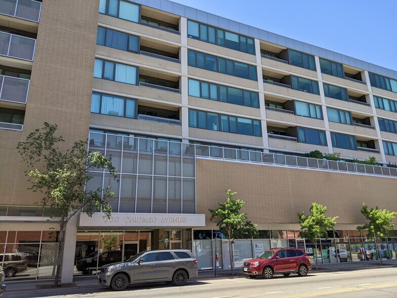 Building Photo - 900 Chicago Ave