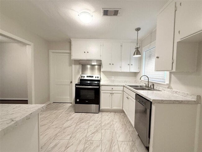 Building Photo - 1220 Chevy Chase Dr